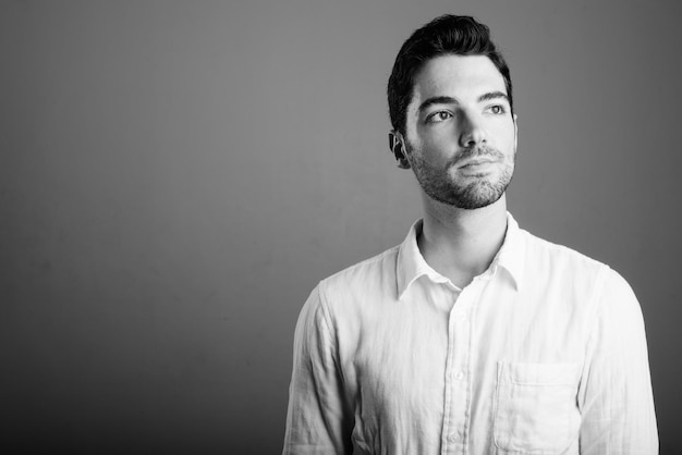 Photo portrait of young man standing against wall