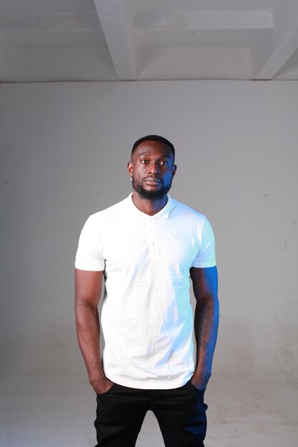 Photo portrait of young man standing against wall