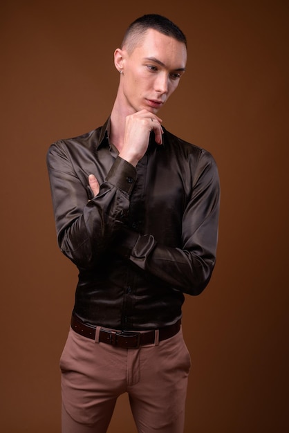 Photo portrait of young man standing against wall