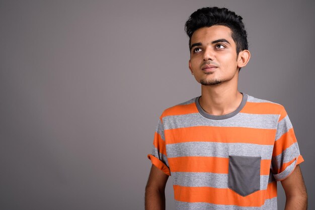 Photo portrait of young man standing against wall