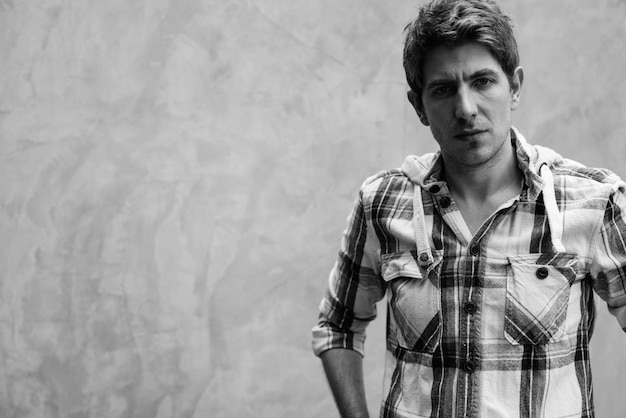 Photo portrait of young man standing against wall