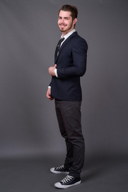 Photo portrait of young man standing against wall