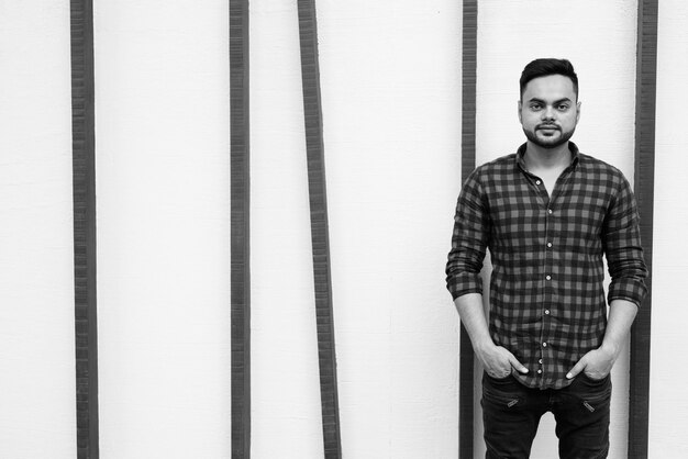 Photo portrait of young man standing against wall