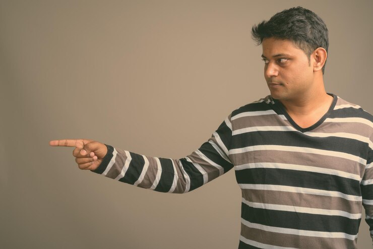फोटो दीवार के सहारे खड़े युवक का पोर्ट्रेट