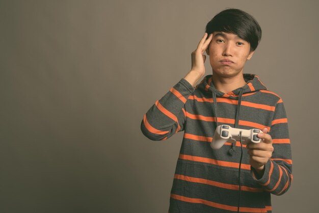 Photo portrait of young man standing against wall