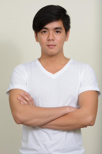 Photo portrait of young man standing against wall