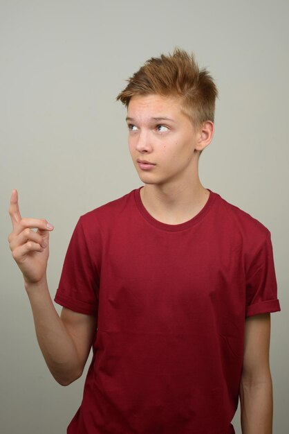 Photo portrait of young man standing against wall