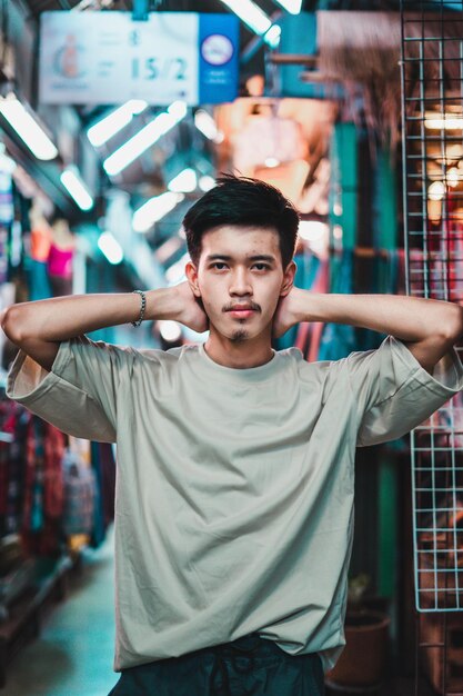 Photo portrait of young man standing against wall