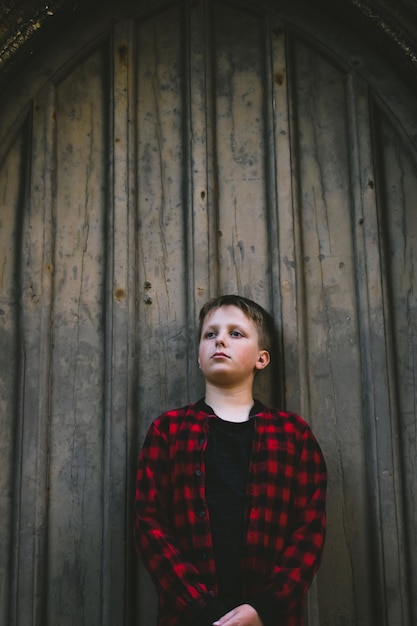 Photo portrait of young man standing against wall