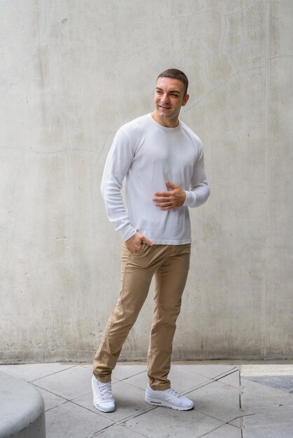 Photo portrait of young man standing against wall