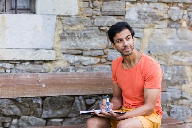 Photo portrait of young man standing against wall