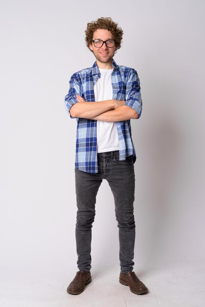 Photo portrait of young man standing against white background