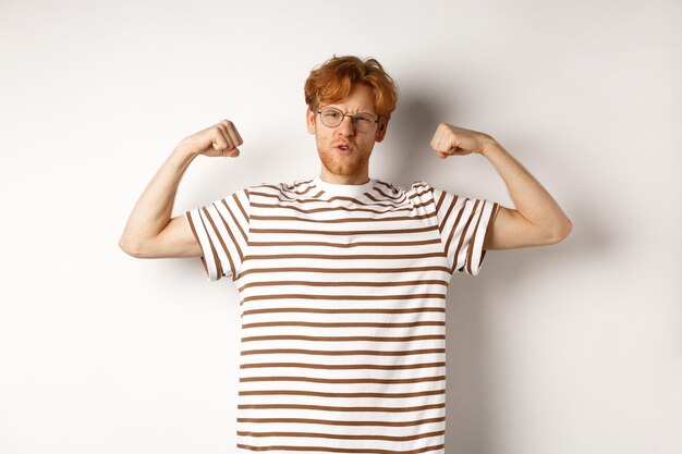 Photo portrait of young man standing against white background