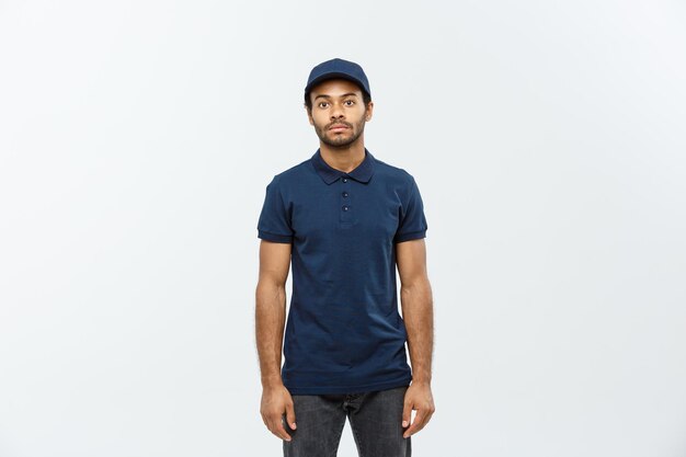 Photo portrait of young man standing against white background