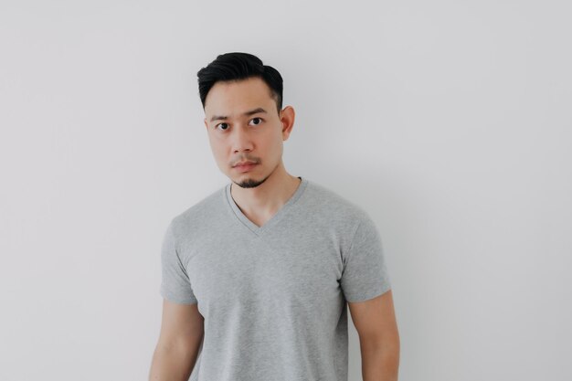 Photo portrait of young man standing against white background