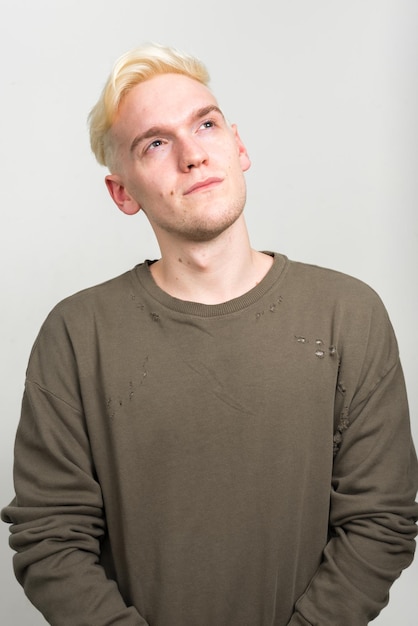 Photo portrait of young man standing against white background