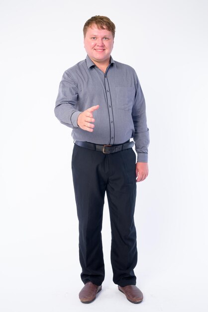 Photo portrait of young man standing against white background