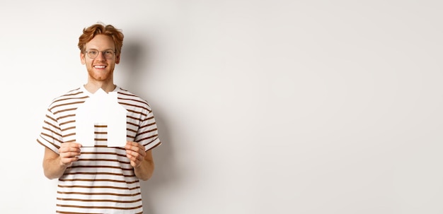 Photo portrait of young man standing against white background