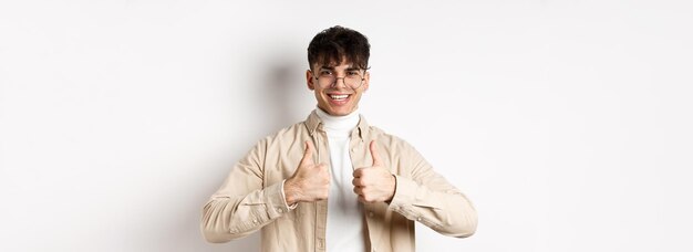 Photo portrait of young man standing against white background