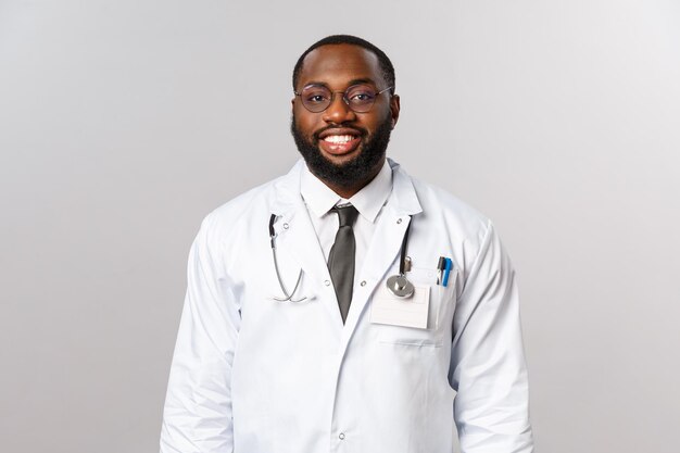 Photo portrait of young man standing against white background