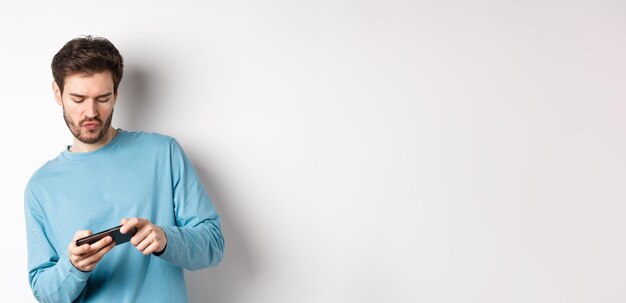 Photo portrait of young man standing against white background