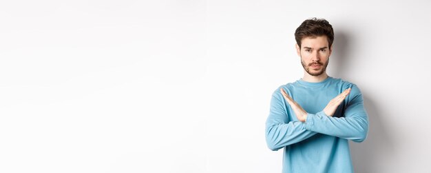 Photo portrait of young man standing against white background