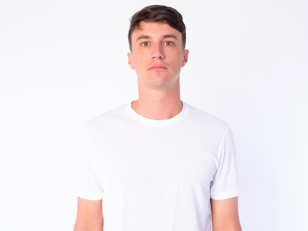 Photo portrait of young man standing against white background