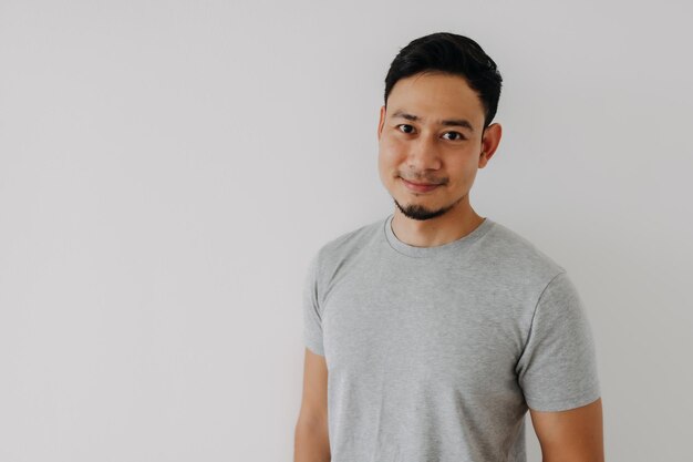 Photo portrait of young man standing against white background