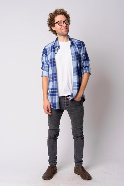 Photo portrait of young man standing against white background