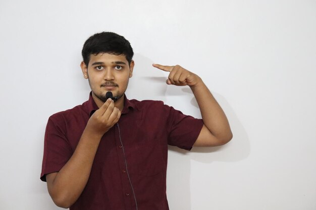 Photo portrait of young man standing against white background