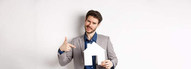 Photo portrait of young man standing against white background