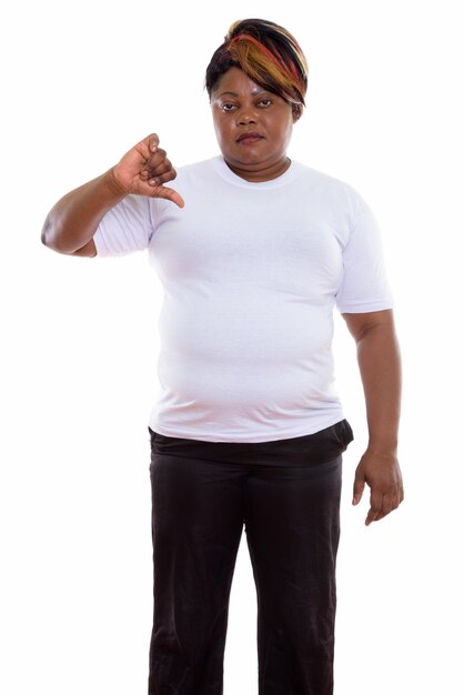 Photo portrait of young man standing against white background