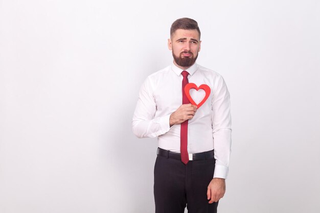 Photo portrait of young man standing against white background