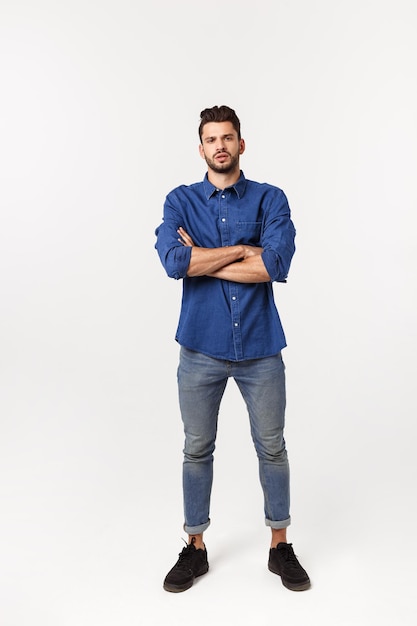 Photo portrait of young man standing against white background