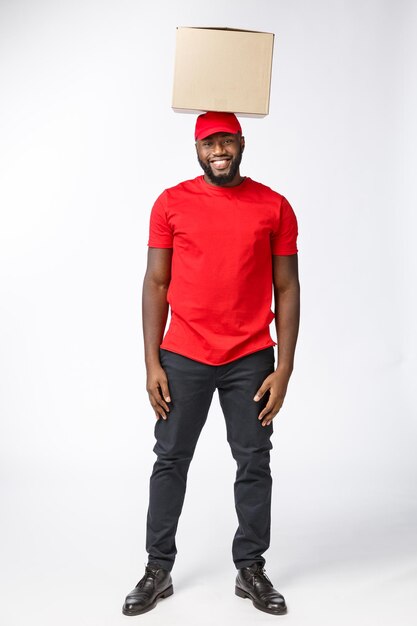 Photo portrait of young man standing against white background