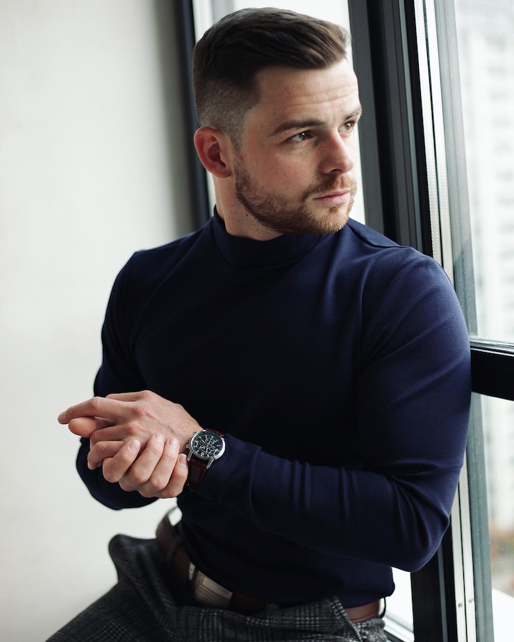 Photo portrait of young man standing against window