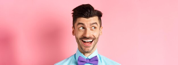 Photo portrait of young man standing against yellow background