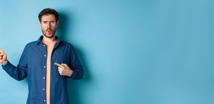 Photo portrait of young man standing against yellow background