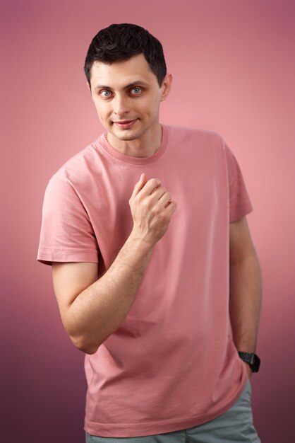 Photo portrait of young man standing against yellow background