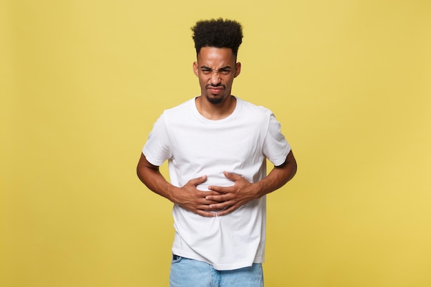 Photo portrait of young man standing against yellow background