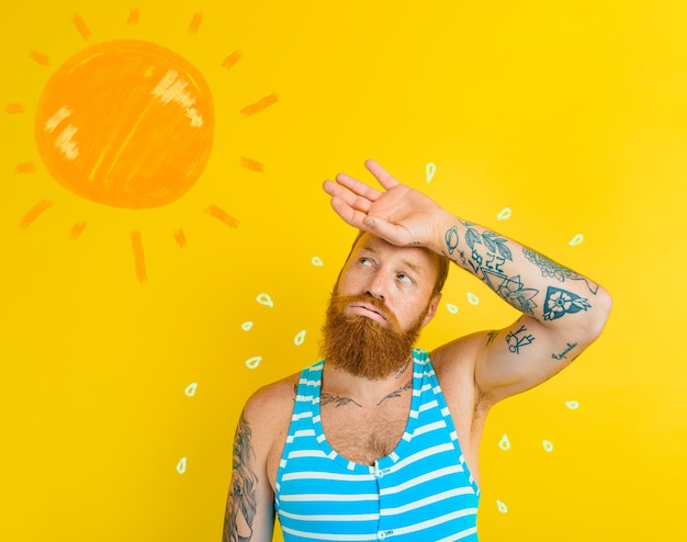 Photo portrait of young man standing against yellow wall