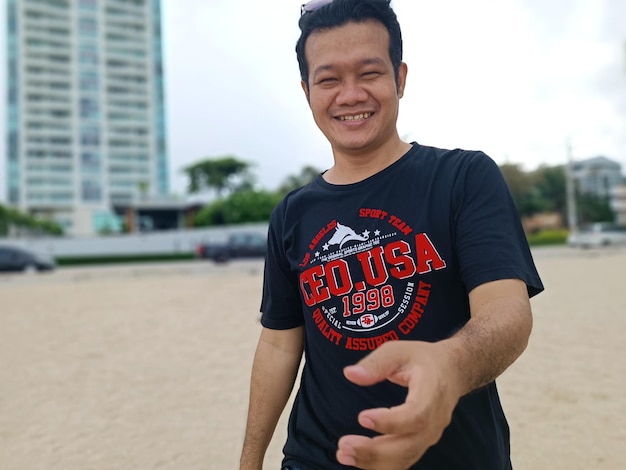 Photo portrait of young man standing at beach