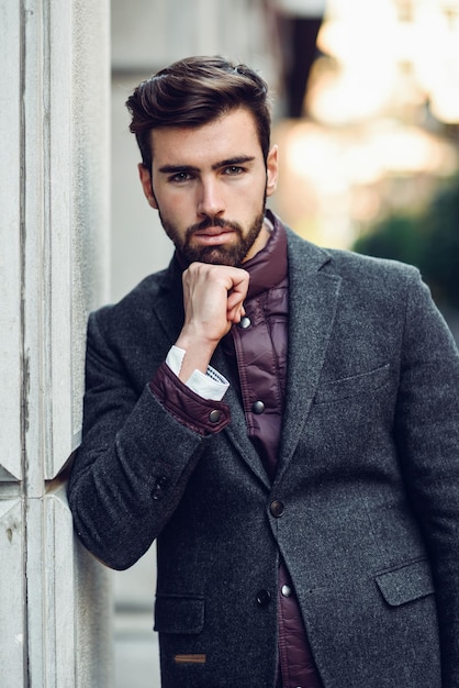 Photo portrait of young man standing by wall