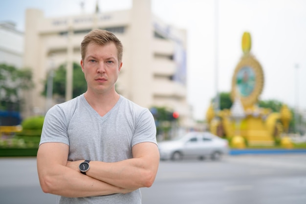 Photo portrait of young man standing in city