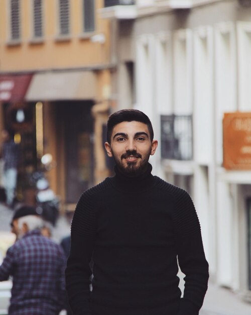 Photo portrait of young man standing in city