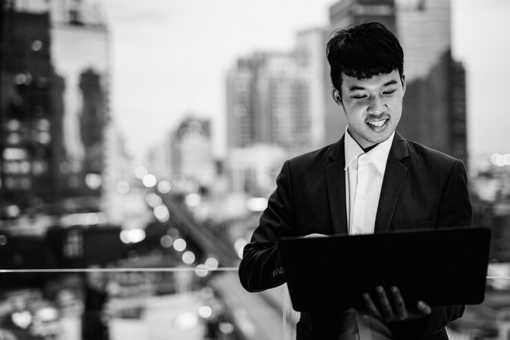 Photo 도시 에서 서 있는 젊은 남자 의 초상화