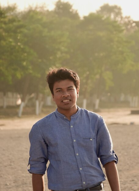 Photo portrait of young man standing on land