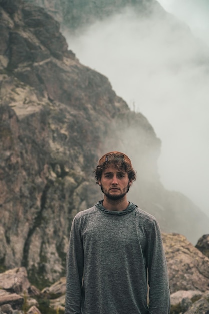 Photo portrait of young man standing on mountain