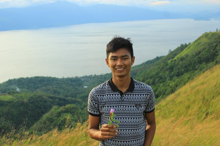 Photo portrait of young man standing on mountain