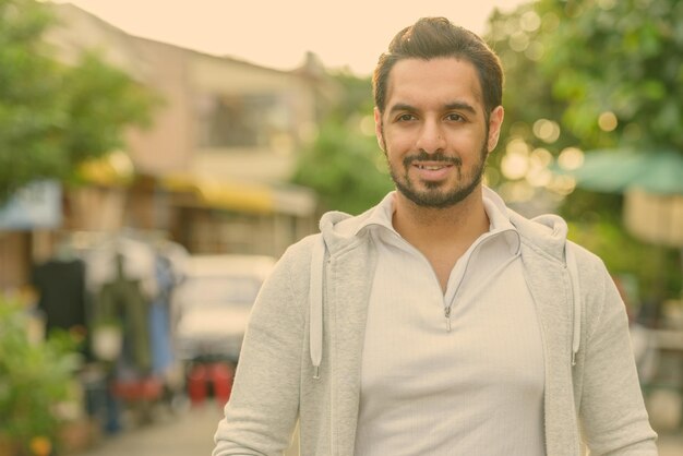 Photo portrait of young man standing outdoors